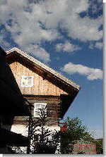 Der Bäckhof vor weiß-blauen Himmel
