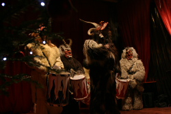 Perchten am Weihnachtsmarkt